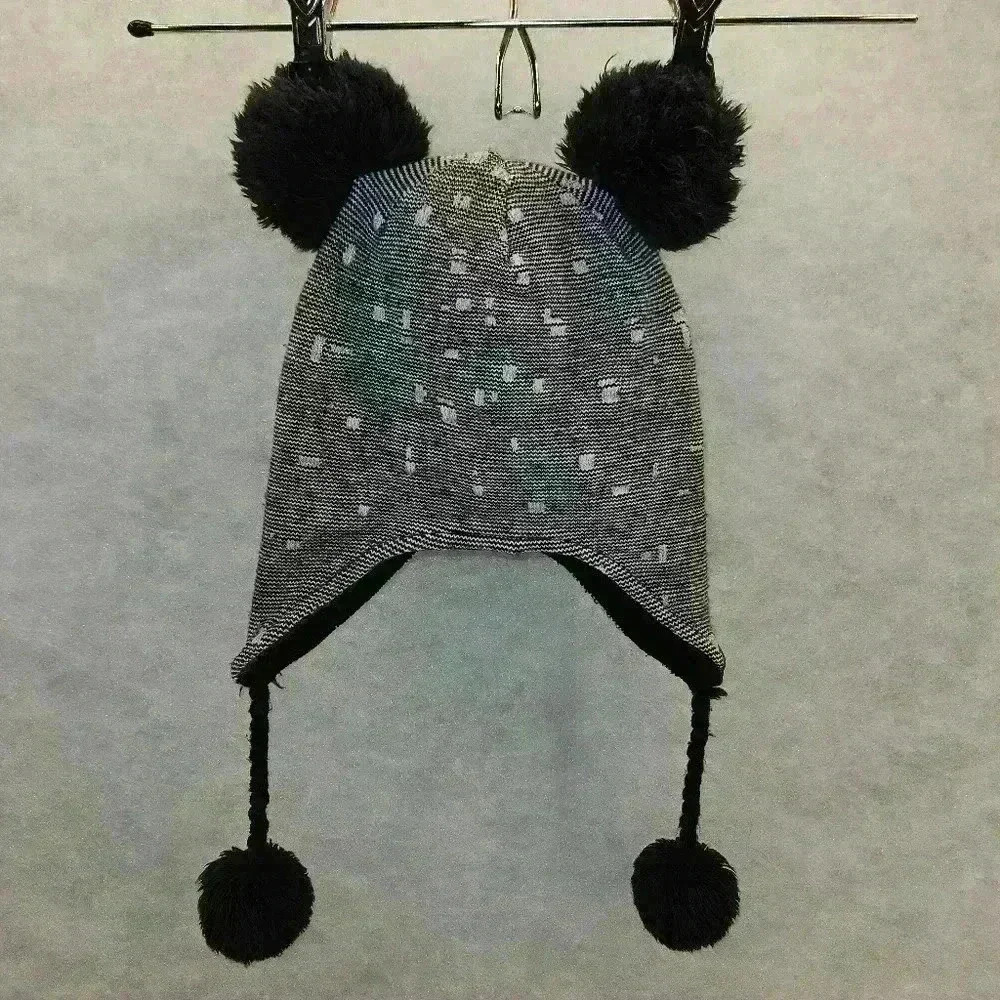 Under Armour double Pom Beanie W/ Tassels Black Youth M 4-6 Y.O. 130323 EUC